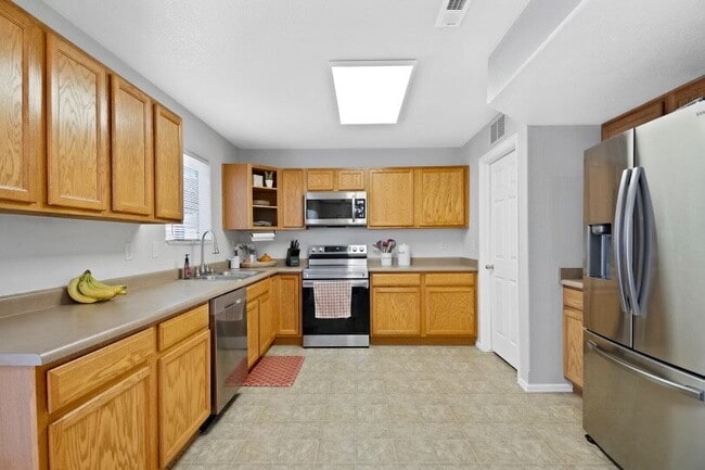 Building Photo - 2205 Meadowlark Ln