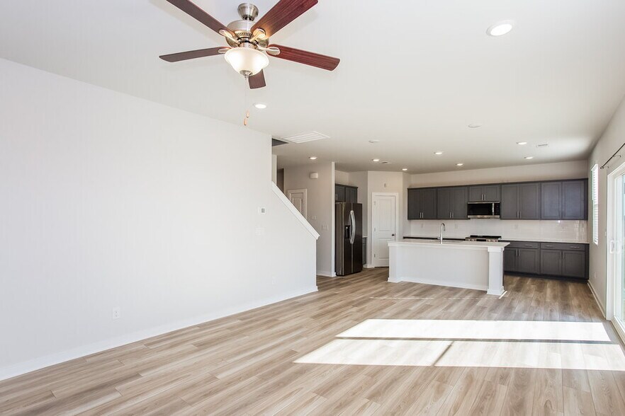 Building Photo - 605 Mountain Vw Dr