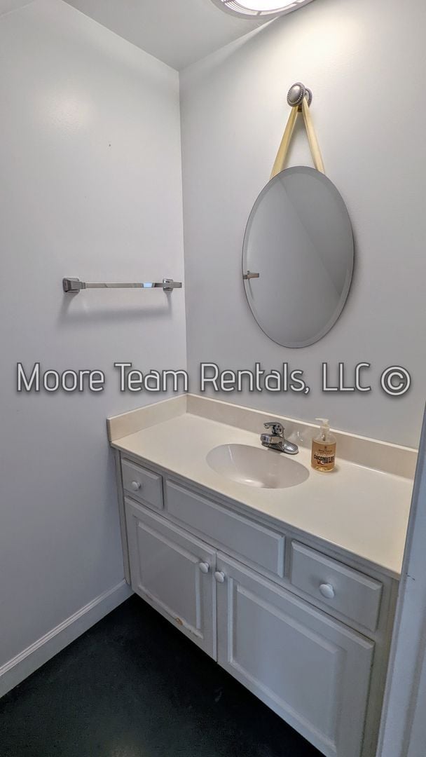 Building Photo - 2 Bed Cape Cod + Large Hobby Room