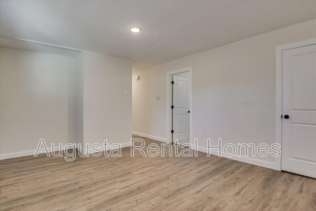 Building Photo - 2336 Prague Ct