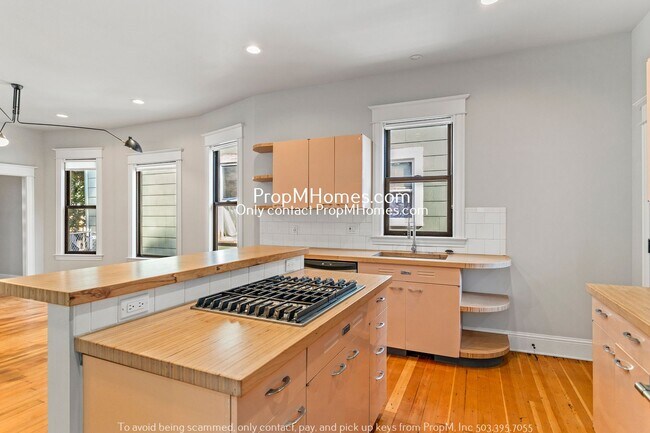 Building Photo - Charming Three Bedroom Home In N Portland!