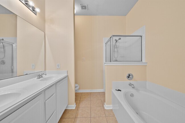 Building Photo - 12119 Lakewood Villa Dr