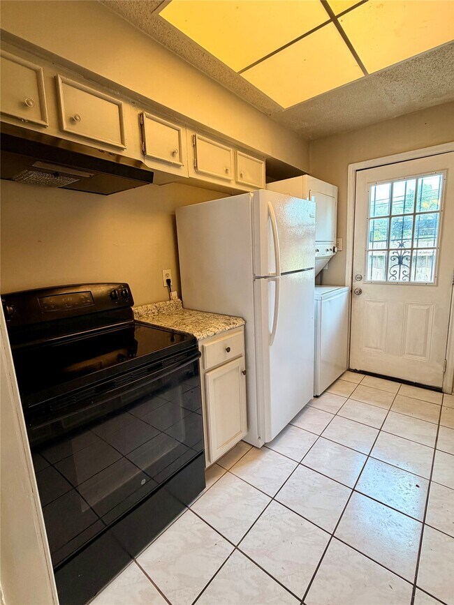 Building Photo - 7700 Creekbend Dr