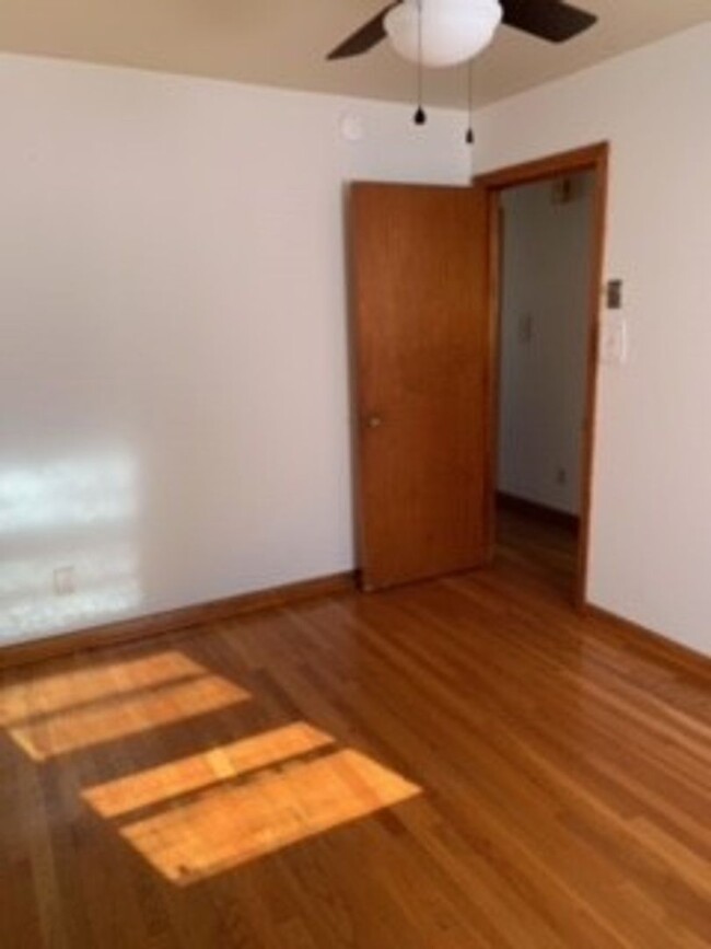 Building Photo - 2 Bedroom  1 bath located in Madison Heights.