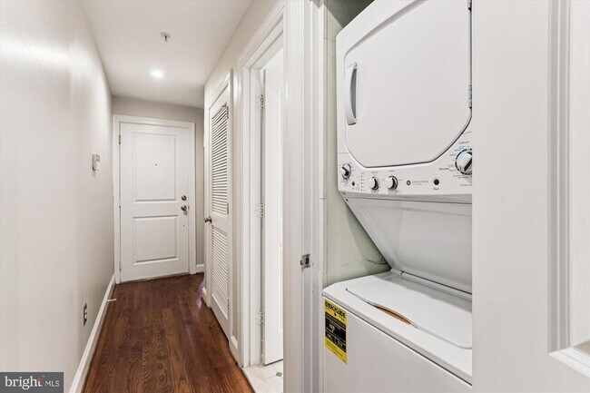 Building Photo - 1116 C St NE