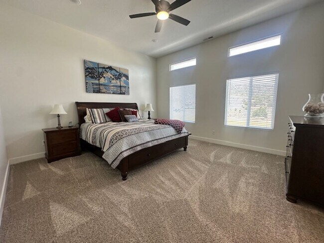 Building Photo - Move in Discount! 3 bedroom - 2.5 bathroom...
