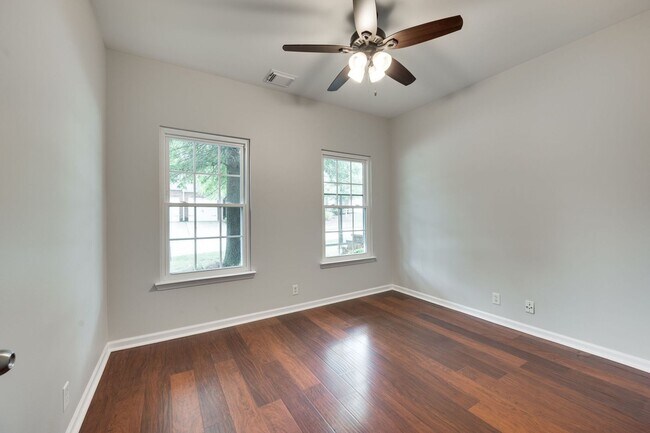 Building Photo - 902 Catlow Ct