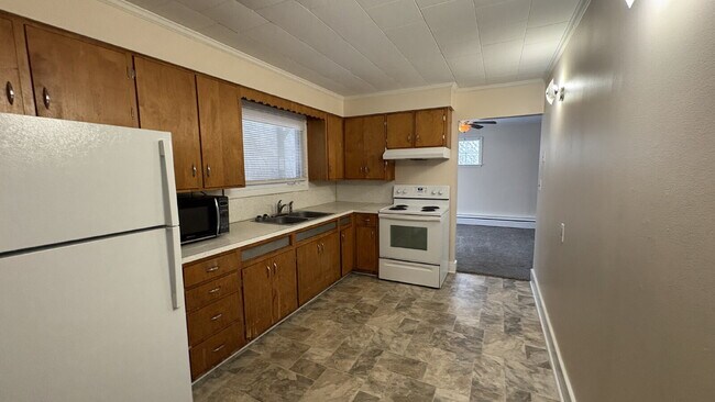 Building Photo - 3 Bedroom, 1 Bath Apartment with Southern Exposure.