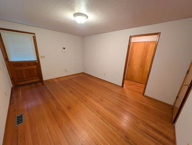 Building Photo - Southworth Hideaway Available Now! Small Pets Okay! 2 Br for Rent!