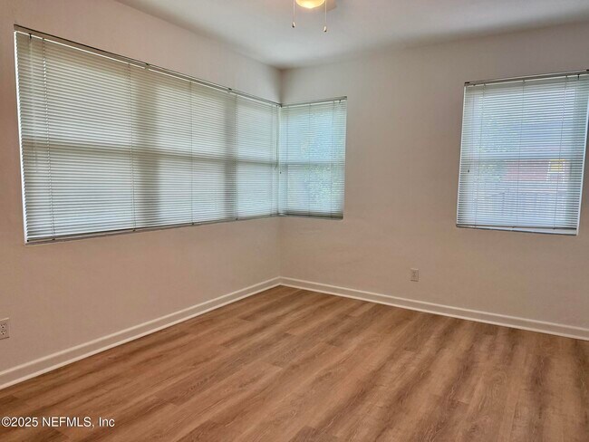 Building Photo - 3859 Via De La Reina