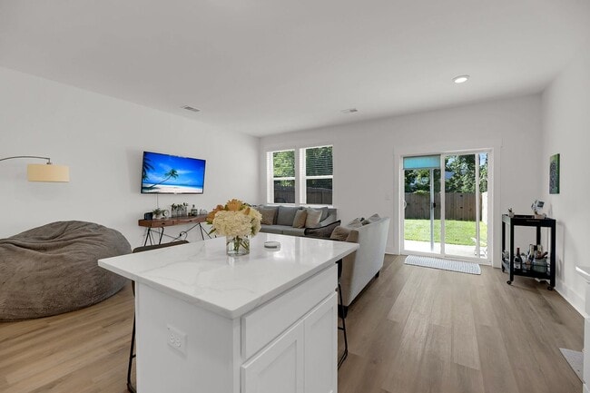 Building Photo - Gorgeous West Ashley Town home!
