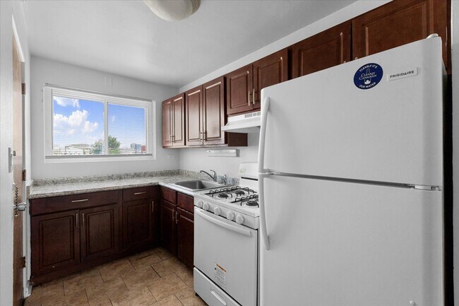 Building Photo - 6719 N Hermitage Ave
