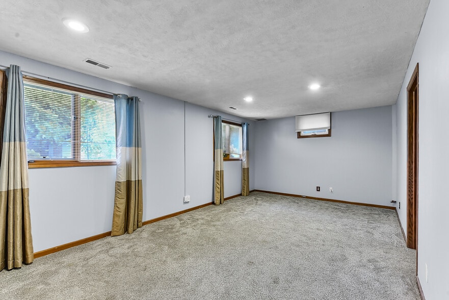 Building Photo - 5016 S 164th St