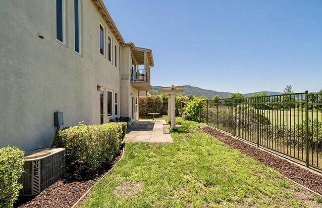 Building Photo - 2520 Club Dr