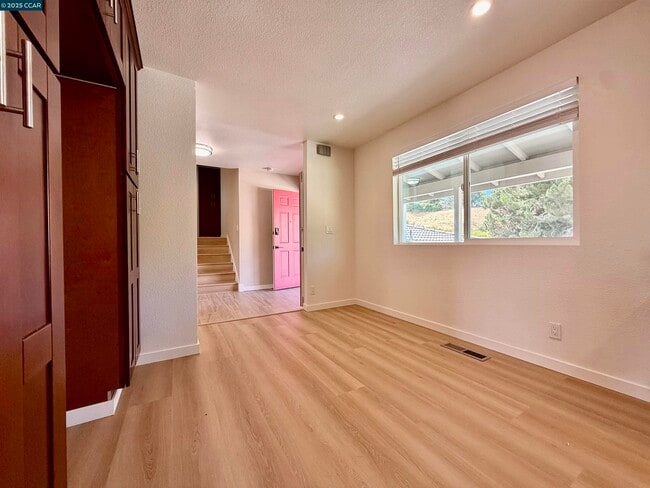 Building Photo - 148 Lancaster Way