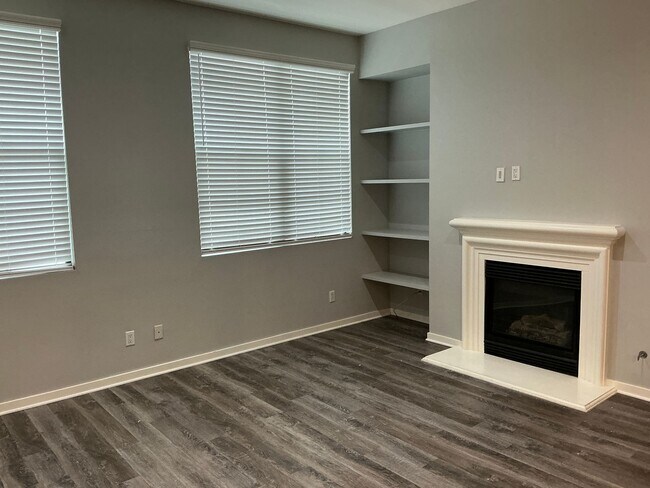Building Photo - 3 Bedroom 3 Bath Townhouse Style Condo at Depot Walk in Orange