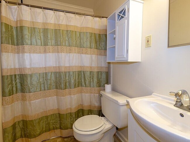 Building Photo - 408 Pineview Dr