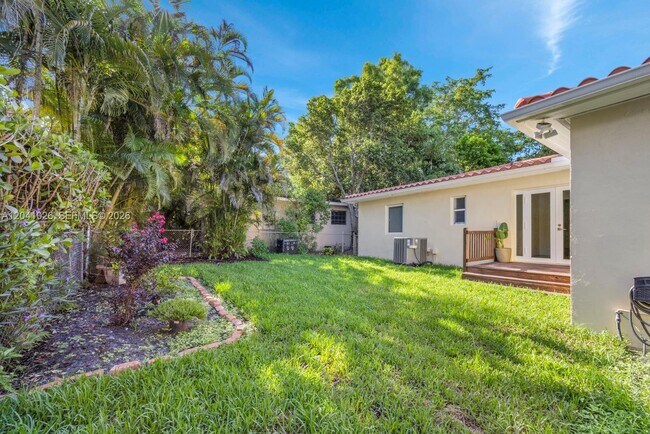 Building Photo - 829 Medina Ave