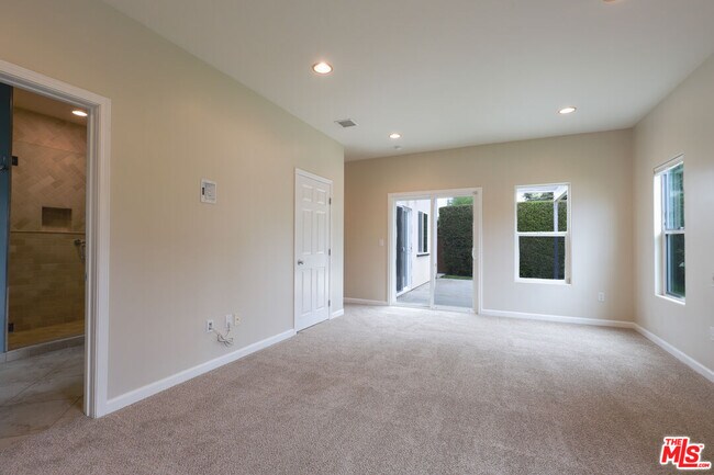 Building Photo - 2210 Manning Ave