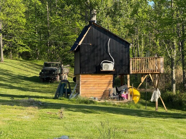 Building Photo - Country Living