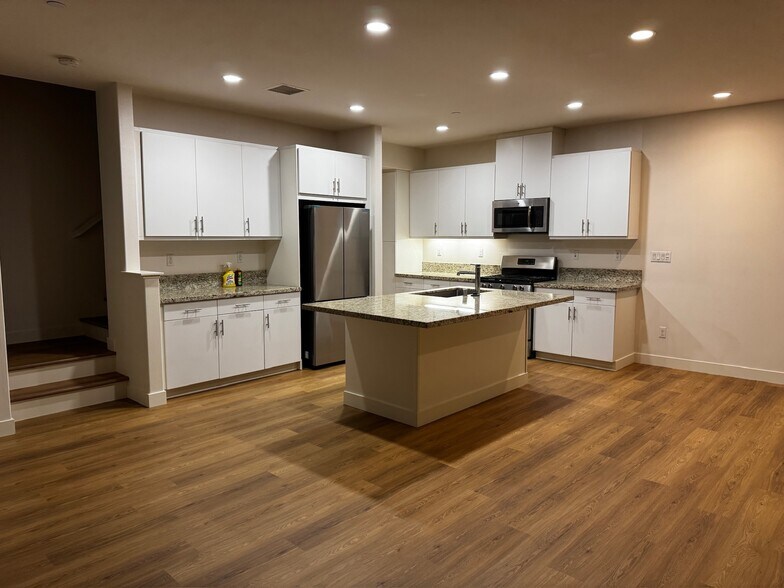 Building Photo - 32 Finch