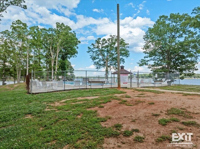 Building Photo - Welcome to this 3 Bedroom, 2 Bath Home in Wildwood Point!