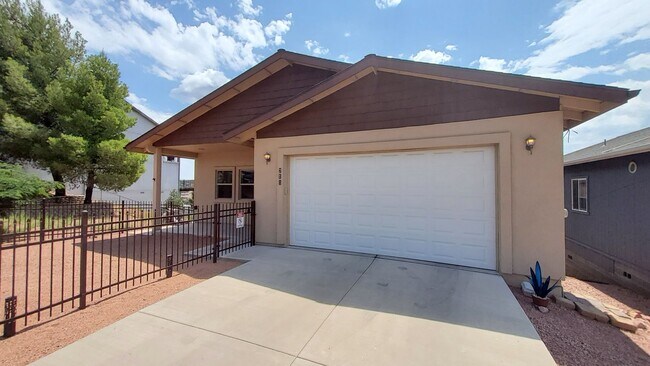 Building Photo - Three Bedroom with Amazing Views