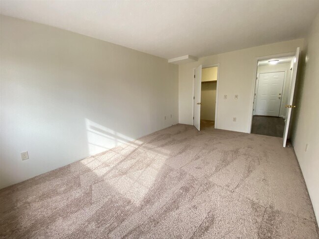 Building Photo - 385 Huse Rd