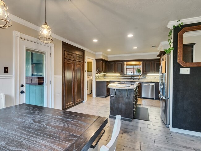 Building Photo - 702 Olde Oaks Dr