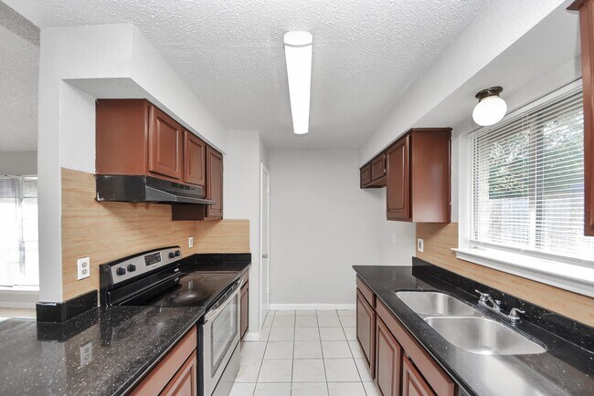 Building Photo - 1911 Hammerwood Dr