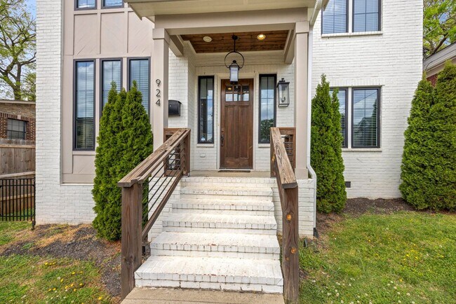 Building Photo - Luxury Living Just Minutes from Downtown Nashville