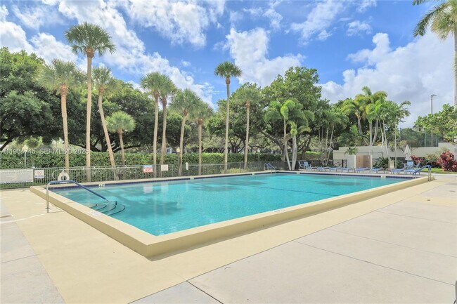 Building Photo - 3200 Port Royale Dr N