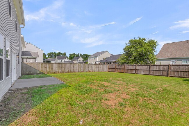 Building Photo - Convenient Location with Modern Amenities