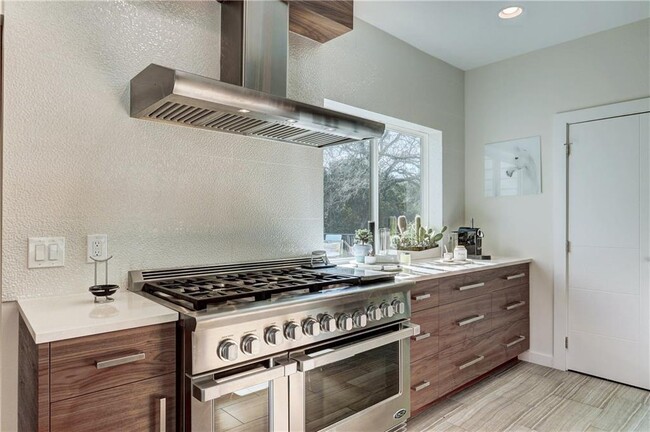 Building Photo - 6 Sugar Creek Dr