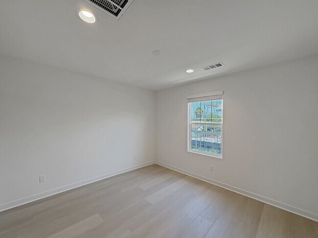 Building Photo - Stunning 4B/2.5BA New Build Home in Oceans...