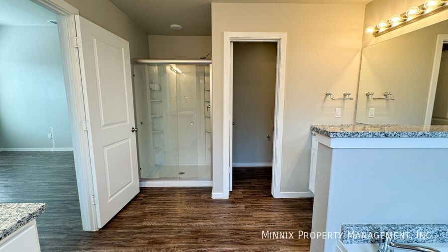 Building Photo - 2010 Kenwood Ave