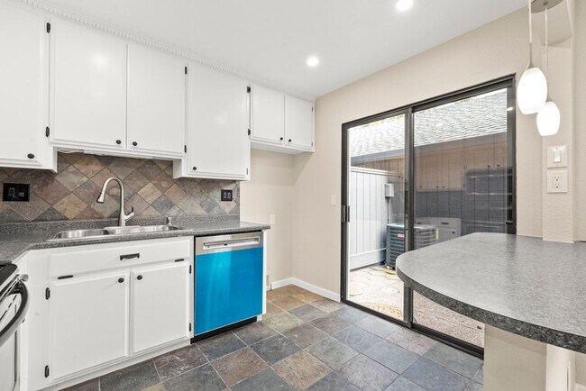 Building Photo - Beautiful 3-bedroom, 3-bathroom townhome  ...