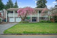 Building Photo - Spacious 5 Bed 2.5 Bath for Rent in Bellevue!