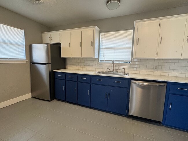 Building Photo - 1916 SW E Ave