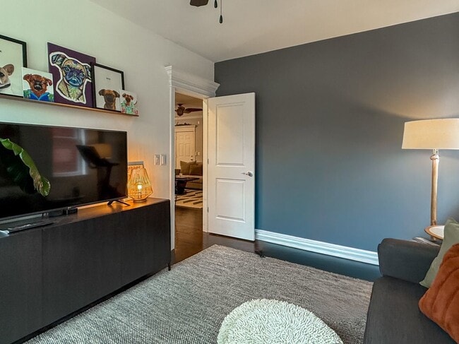 Building Photo - 927 W Agatite Ave