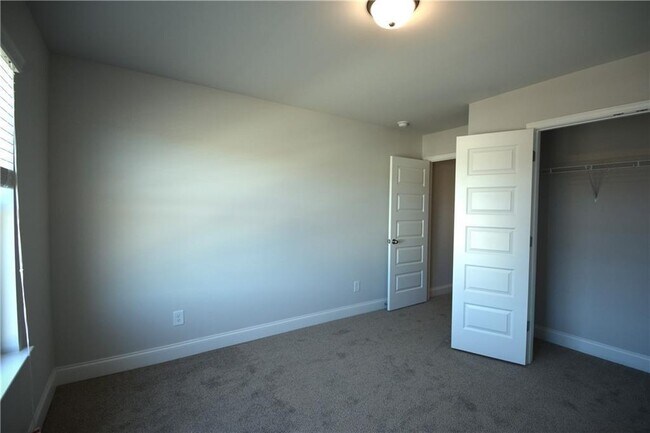 Building Photo - 215 Hellen Vly Dr