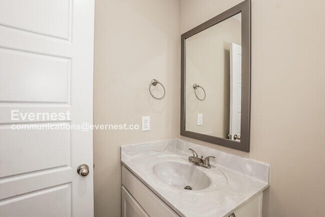 Building Photo - 2 Bed/2.5 Bath Townhome with Garage / Pet-Friendly / Coming Soon!