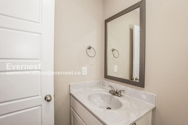 Building Photo - Limited Time Special Offer / 2 Bed/2.5 Bath Townhome with Garage / Pet-Friendly / Available Now!