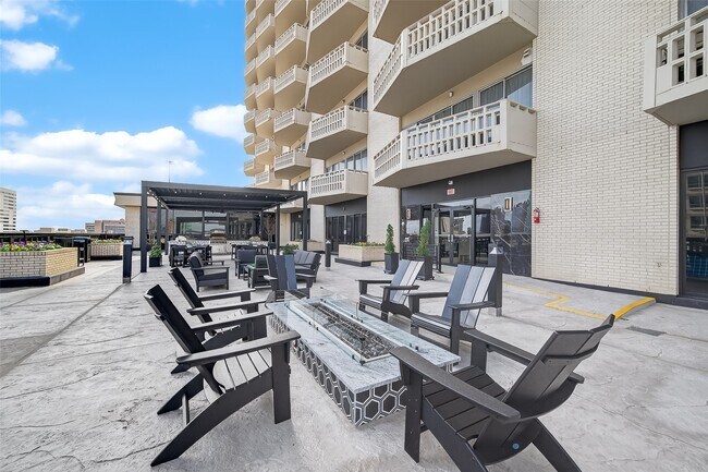 Building Photo - 2016 Main St