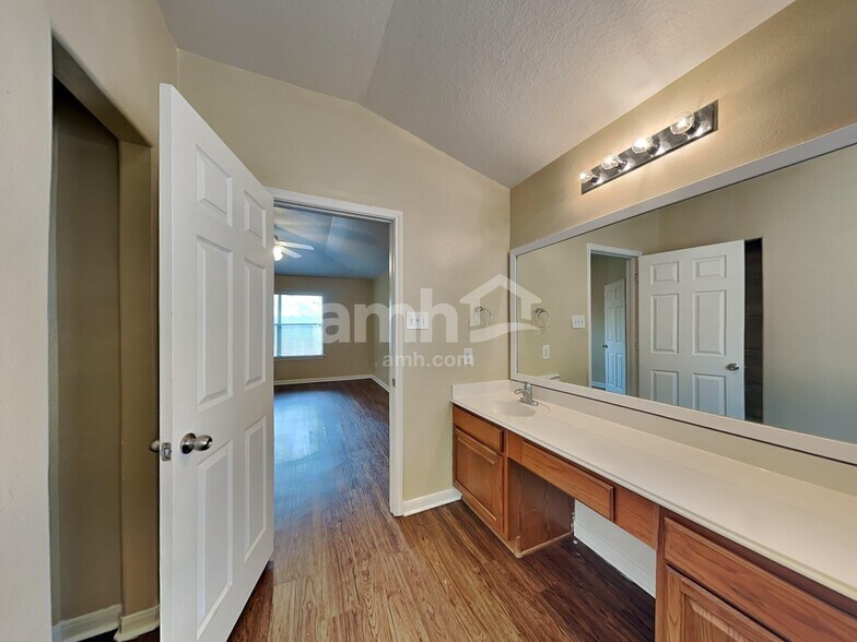 Building Photo - 23511 Hidden Maple Dr