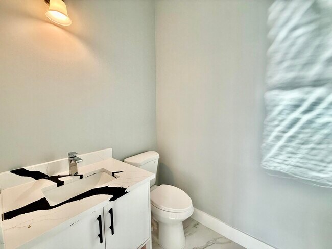 Building Photo - 660 NE Moss Rose Pl