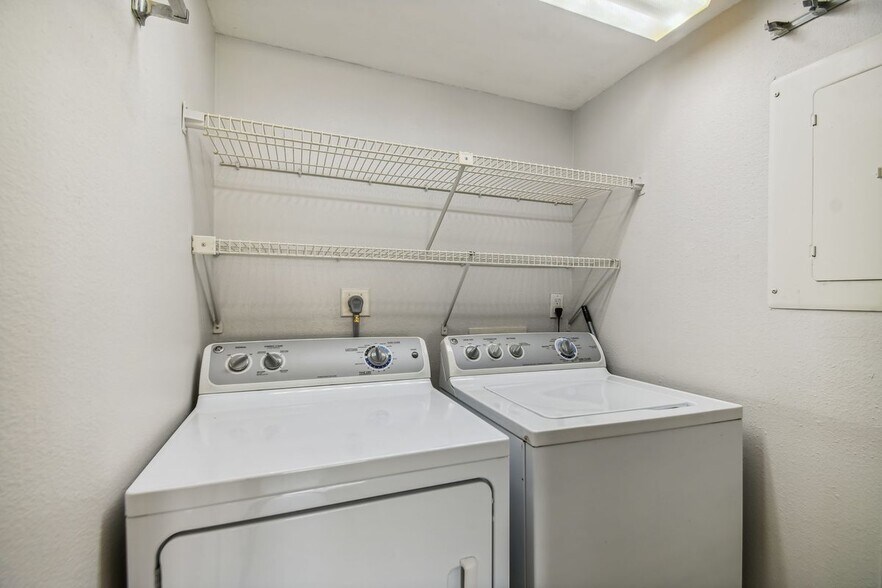 Building Photo - 5558 Baywater Dr