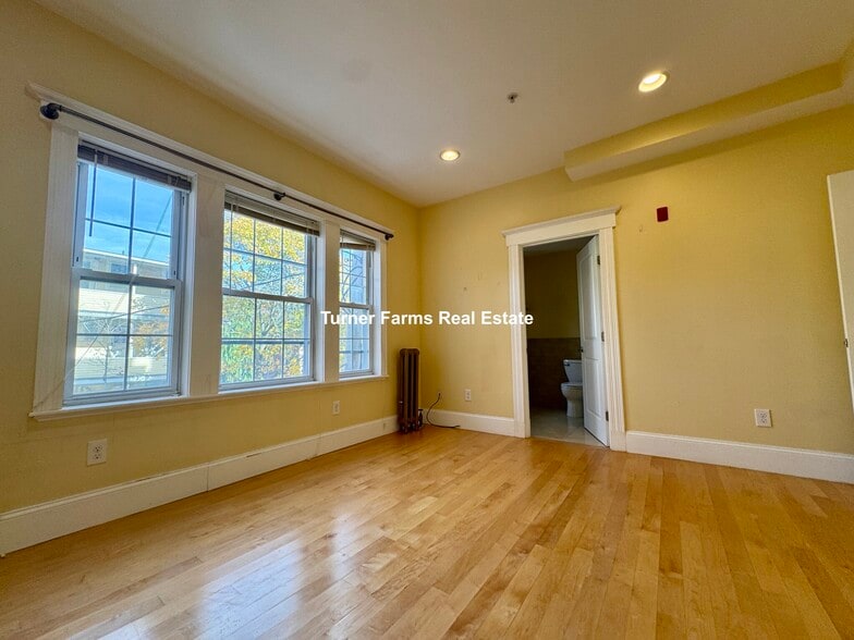 Building Photo - 156 Magazine St