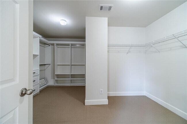 Building Photo - 2557 Staunton Dr