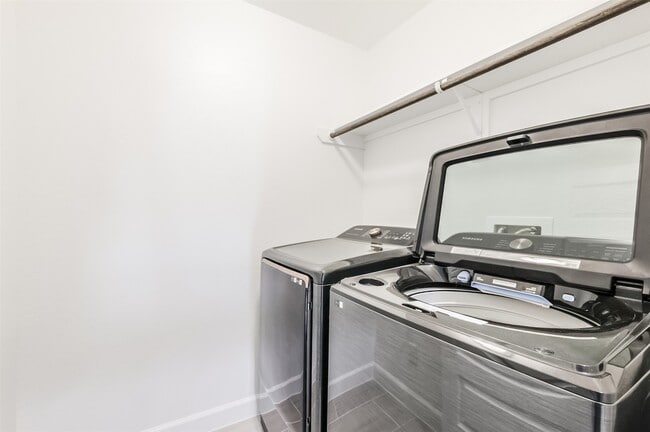 Building Photo - 307 Parker St